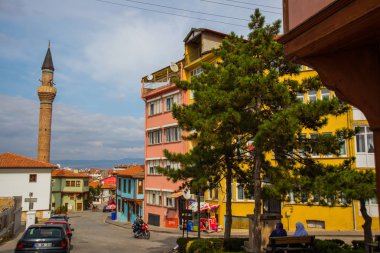 Cami minaresi ve tipik bir Türk evi. Odunpazari 'den tarihi evler ve caddeler. Eskisehir. Eskisehir Türkiye 'de daha popüler bir turizm arızası.