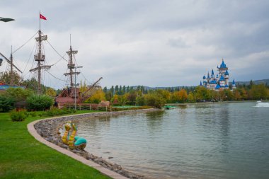 Eskişehir: Gölet güzel gemi. Masal kalesi. Sazova Parkı veya bilim sanat ve Kültür Parkı. Eskişehir Anadolu Merkezi modern bir şehirdir.