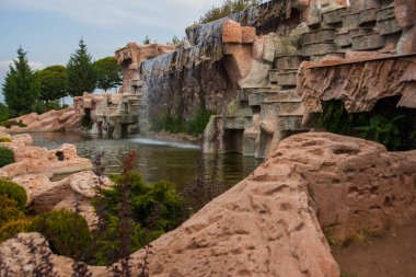 Güzel dekoratif şelale taşlarla. Park Selale, Eskişehir. Eskişehir Anadolu Merkezi modern bir şehirdir.