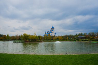 Eskişehir: Masal kalesi, Eskişehir sembolü haline gelmiştir. Sazova Parkı veya bilim sanat ve Kültür Parkı. Su birikintisi iskelede. Eskişehir Anadolu Merkezi modern bir şehirdir.