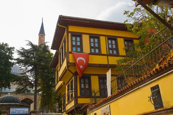 Eskisehir Turki Rumah Tradisional Dengan Bendera Turki Dan Menara Masjid — Stok Foto