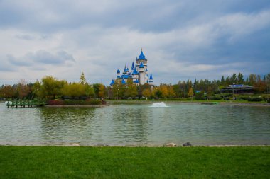 Eskişehir: Masal kalesi, Eskişehir sembolü haline gelmiştir. Sazova Parkı veya bilim sanat ve Kültür Parkı. Su birikintisi iskelede. Eskişehir Anadolu Merkezi modern bir şehirdir.