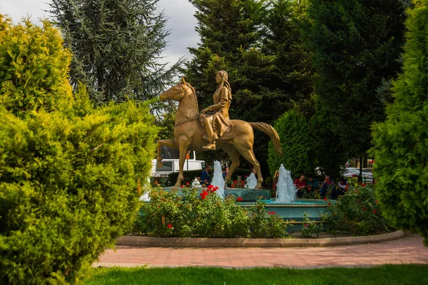 Eskisehir Turquia Fonte Uma Escultura Ouro Uma Mulher Cavalo Eskisehir — Fotografia de Stock