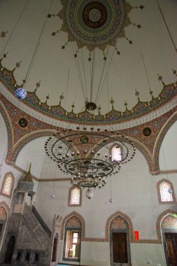 Eskişehir: İç güzel Eski cami. Avize süslemeli tavanda. Eskişehir Türkiye'de popüler turistik yer.