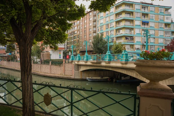 Eskisehir Turkije Prachtige Turquoise Brug Met Lantaarns Sculptuur Bewolkt Weer — Stockfoto