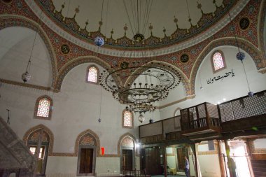 Eskişehir: İç güzel Eski cami. Avize süslemeli tavanda. Eskişehir Türkiye'de popüler turistik yer.