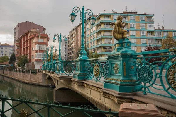 Eskisehir Turquía Hermoso Puente Color Turquesa Con Linternas Escultura Tiempo —  Fotos de Stock