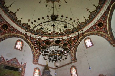 Eskişehir: İç güzel Eski cami. Avize süslemeli tavanda. Eskişehir Türkiye'de popüler turistik yer.