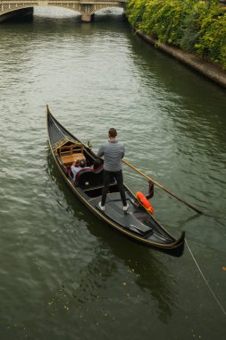 Eskişehir: Porsuk Nehri üzerinde yüzen severler gondol. En sevdiğiniz eğlencelerin turistler için. Eskişehir Anadolu Merkezi modern bir şehirdir.