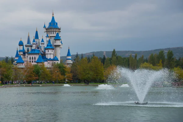 상징이 되고있다 Sazova 예술과 연못에서 — 스톡 사진