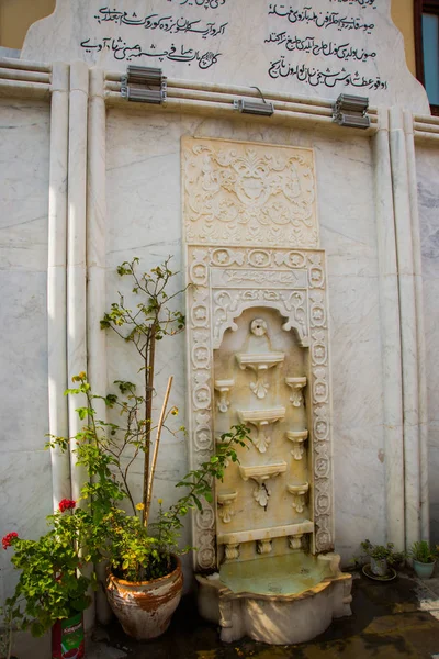 Decorativa Bela Fonte Com Água Casas Históricas Rua Odunpazari Eskisehir — Fotografia de Stock