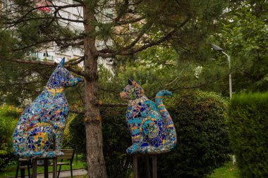 Eskişehir: Güzel heykel kediler ve köpekler renkli cam parçaları.