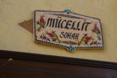 Süslü ve ismi olan güzel dekoratif bir tabak. Odunpazari 'den tarihi evler ve caddeler. Eskisehir. Eskisehir Türkiye 'de daha popüler bir turizm arızası.