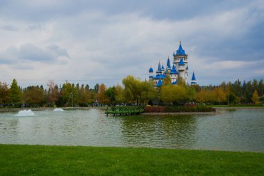 Eskişehir: Masal kalesi, Eskişehir sembolü haline gelmiştir. Sazova Parkı veya bilim sanat ve Kültür Parkı. Su birikintisi iskelede. Eskişehir Anadolu Merkezi modern bir şehirdir.