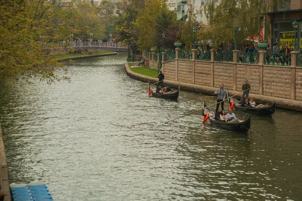 土耳其埃斯基希希尔 贡多拉与恋人漂浮在波苏克河上 游客最喜欢的娱乐 埃斯基希希尔是位于阿纳托利亚市中心的一座现代化城市 — 图库照片