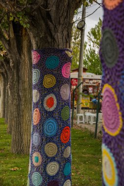 Güzel örgü dekor, soğuk ve böcekler Sazova Parkı veya bilim sanat ve Kültür Parkı ağaçlarda koruma. Türkiye'de, Eskişehir.