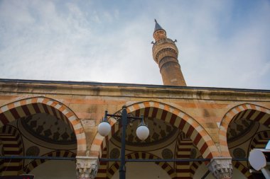 Eskişehir: Güzel Eski Camii minare ile gökyüzünde bir minare ile. Eskişehir Türkiye'de popüler turistik yer.