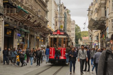 Istanbul, Türkiye: Retro tramvay Istiklal Caddesi'nde. Istanbul tarihi bölge. Istanbul ünlü turistik çizgi. Kırmızı tramvay Taksim-tünel.
