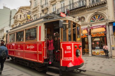 Istanbul, Türkiye: Retro tramvay Istiklal Caddesi'nde. Istanbul tarihi bölge. Istanbul ünlü turistik çizgi. Kırmızı tramvay Taksim-tünel.