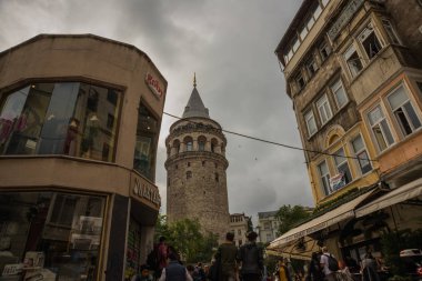 İstanbul, Türkiye 'de Altın Boynuz üzerindeki Galata Kulesi ile kent manzarası