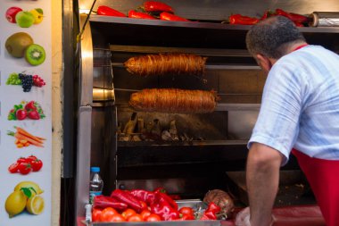Istanbul, Türkiye: Bir adam sokakta et yemek pişiriyor. Sokak satıcısı rosto et şiş üzerinde. Geleneksel popüler çanak.