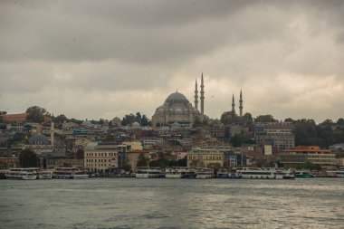 İstanbul tarihinin deniz manzarası, Türkiye 'nin ünlü kenti. Turist İstanbul şehri manzarası. İstanbul manzarası, Türkiye. İstanbul 'un deniz manzarası. Açık şehir manzarası, Türkiye seyahati kavramı.