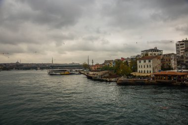 Bulutlu havada cami köprüsünün manzarası. İstanbul tarihinin deniz manzarası, Türkiye 'nin ünlü kenti. Turist İstanbul şehri manzarası. İstanbul manzarası, Türkiye.