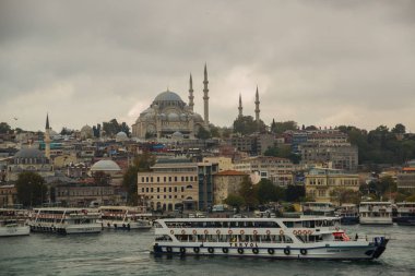 İstanbul tarihinin deniz manzarası, Türkiye 'nin ünlü kenti. Turist İstanbul şehri manzarası. İstanbul manzarası, Türkiye. İstanbul 'un deniz manzarası. Açık şehir manzarası, Türkiye seyahati kavramı.