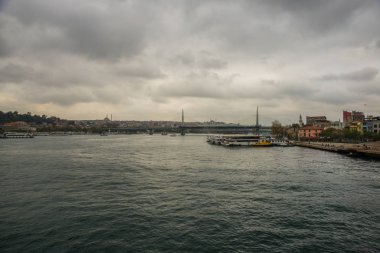 Bulutlu havada cami köprüsünün manzarası. İstanbul tarihinin deniz manzarası, Türkiye 'nin ünlü kenti. Turist İstanbul şehri manzarası. İstanbul manzarası, Türkiye.