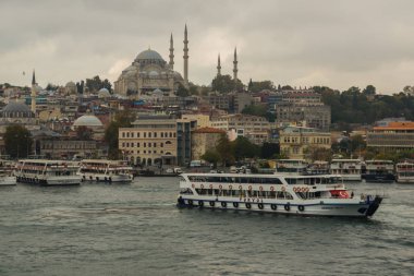 İstanbul tarihinin deniz manzarası, Türkiye 'nin ünlü kenti. Turist İstanbul şehri manzarası. İstanbul manzarası, Türkiye. İstanbul 'un deniz manzarası. Açık şehir manzarası, Türkiye seyahati kavramı.