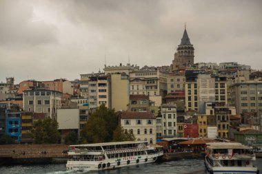 İstanbul, Türkiye 'de Altın Boynuz üzerindeki Galata Kulesi ile kent manzarası