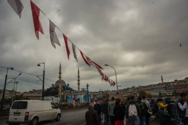 Bulutlu hava camide köprü görünümünü. Turizm Istanbul şehir manzarası. Istanbul manzara, Türkiye.