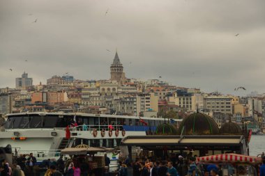 İstanbul, Türkiye 'de Altın Boynuz üzerindeki Galata Kulesi ile kent manzarası