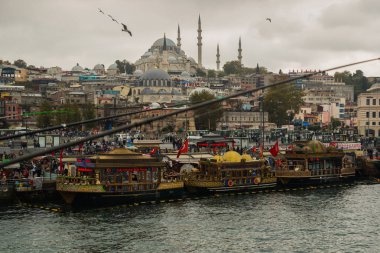 Istanbul, Türkiye: Kenti Istanbul Eski Galata Köprüsü'nden. Istanbul 'un renkli öğlen iş. Istanbul 'un deniz manzaralı.