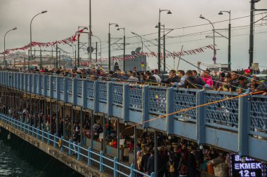 Istanbul, Türkiye: İnsanlar balık bulutlu havalarda Galata Köprüsü'nden. Istanbul dünyada iki kıta üzerinde yer alan tek metropolis olduğunu.