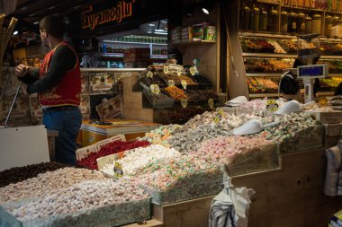 Istanbul, Türkiye, ın Bazaarı: geleneksel Türk tatlılar ve fındık satışı. Birçok farklı çeşitli ürünleri.