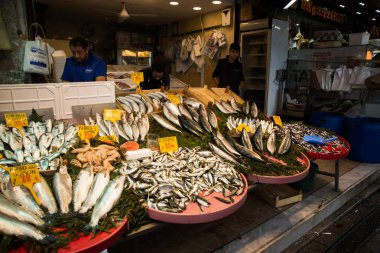 Türkiye, Istanbul: Büyük balık çeşitli İstanbul balık pazarında. Birçok farklı çeşitli ürünleri.