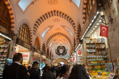 Istanbul, Türkiye: Kapalı çarşı turistler arasında popüler ve geleneksel bir pazar var. Birçok farklı çeşitli ürünleri.