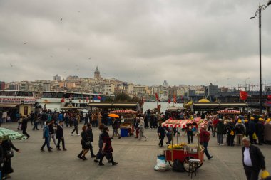 ISTANBUL, TURKEY: Turistler ve yerel halk arasında popüler bir sandviçin satıldığı bölge. Mısır ve ekmekle oyala.