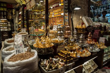 Istanbul, Türkiye: Kapalı çarşı turistler arasında popüler ve geleneksel bir pazar var. Birçok farklı çeşitli ürünleri.