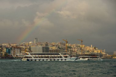 Istanbul, Türkiye: Manzarası Denizi, evler, vinçler ve gökkuşağı. Turizm Istanbul şehir manzarası.