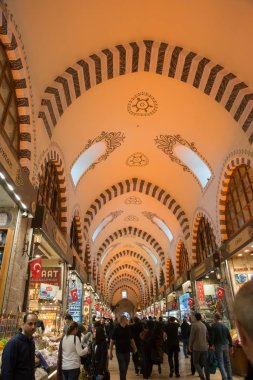 Istanbul, Türkiye: Kapalı çarşı turistler arasında popüler ve geleneksel bir pazar var. Birçok farklı çeşitli ürünleri.