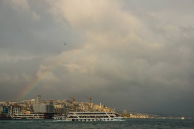 Istanbul, Türkiye: Manzarası Denizi, evler, vinçler ve gökkuşağı. Turizm Istanbul şehir manzarası.