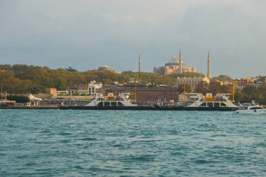 Istanbul, Türkiye: Ayasofya Camii şehre su görünümünü. Turizm Istanbul şehir manzarası.