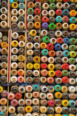 Istanbul, Türkiye: Grafiti boyalar, şişe duvar eski boya bezemeli.