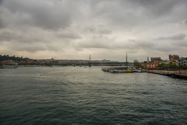 Pohled Most Mešity Zataženého Počasí Přímořská Krajina Historické Části Istanbulu — Stock fotografie