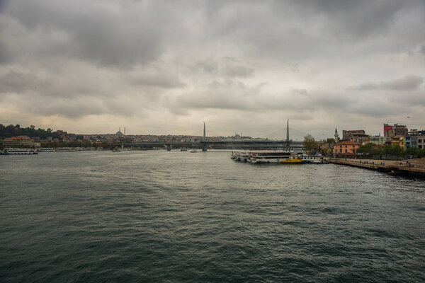 Вид на мост мечети в облачную погоду. Морской пейзаж исторической части Стамбула, знаменитый город Турции. Туристический ландшафт Стамбула. Стамбул, Турция
.