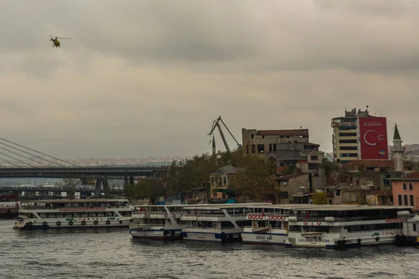 Istanbul Turkey View Bridge Tourist Ships Cloudy Weather Sea Front — Stock Photo, Image