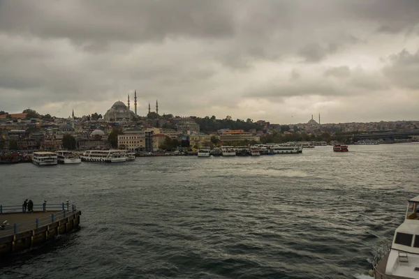 Estambul Turquía Vista Del Puente Los Barcos Turísticos Clima Nublado — Foto de Stock