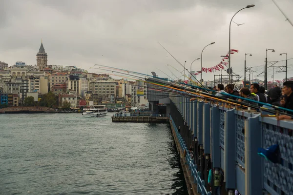 Istanbul Turkey 구름낀 날씨에 갈라타 다리에서 물고기 갈라타 타워와 집에서 — 스톡 사진